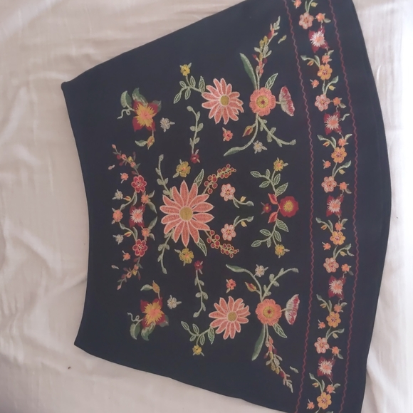 A line embroidered mini skirt - Picture 4 of 4